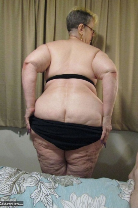 Толстая бабуля Банни Грэм сосет член и хватает свою огромную задницу перед сексом от первого лица на кровати 12