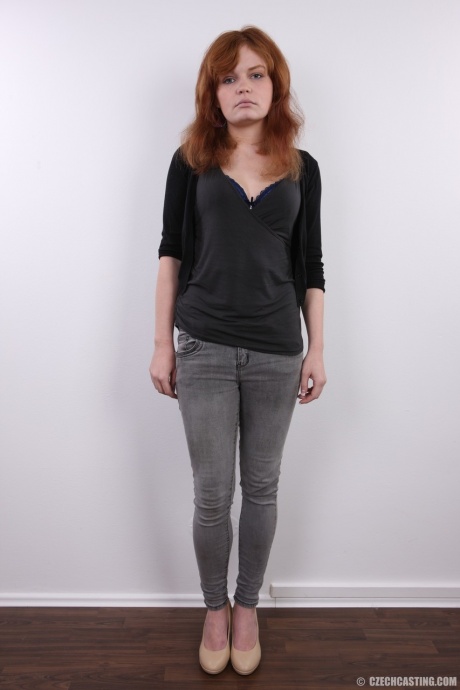 Разорившаяся рыжая прибегает к тому, чтобы раздеться, чтобы заплатить за квартиру 2