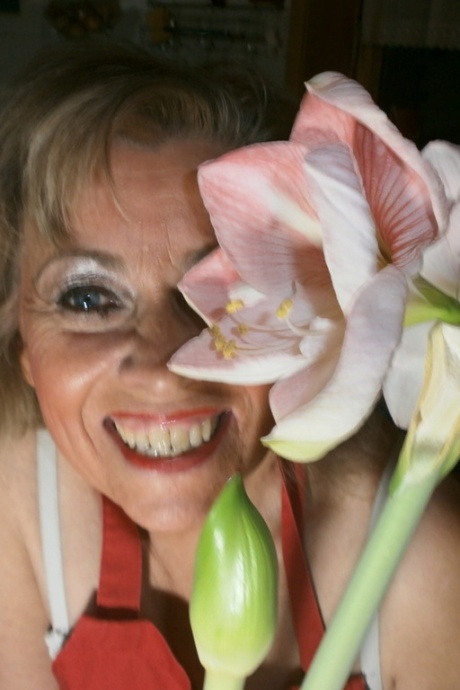 Распутная домохозяйка-любительница Каро не смогла удержаться от мастурбации на кухне 13