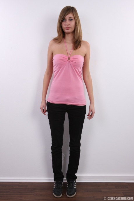 Симпатичная девушка снимает с себя всю одежду, чтобы показать свою попку крупным планом 3