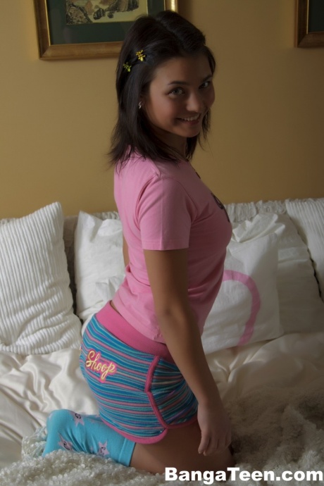 Молодая русская девушка получает сперму на лицо после анального траха в носках 2