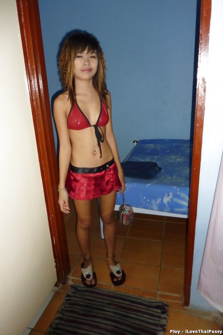 Крошечная тайская девушка из бара демонстрирует тугую попку и киску на кровати 1