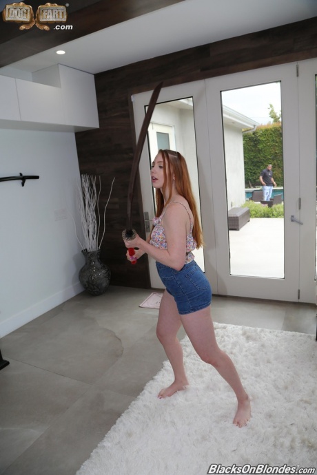 Длинноногая рыжеволосая девушка впервые испытывает свой большой черный член на диване в гостиной 2