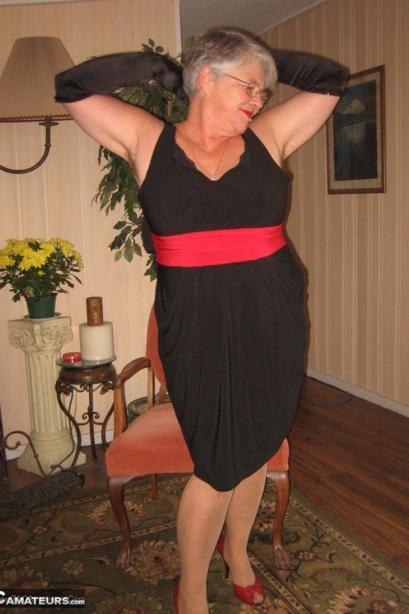 Старая жирная богиня с поясом ласкает отвисшие сиськи в черных бархатных перчатках и чулках 4