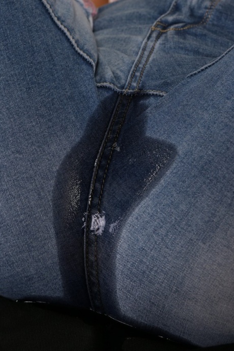 Возбужденная цыпочка Эллен Бетси пьет свою собственную мочу во время сеанса мастурбации 2