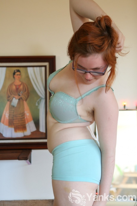 Бледно-рыжая Панда показывает свое небритое пухлое тело в очках 5