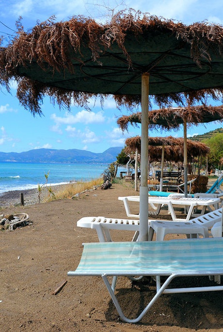 Толстая блондинка с большими сиськами бродит по нудистскому пляжу в соломенной шляпе 1