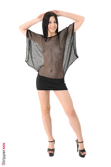 Красивая брюнетка Лейла щеголяет анальной пробкой, раздеваясь для мастурбации 1