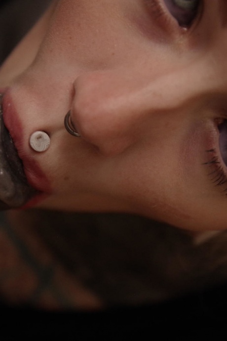 Блондинка с модификатором тела играет со своей киской после межрасового минета 2