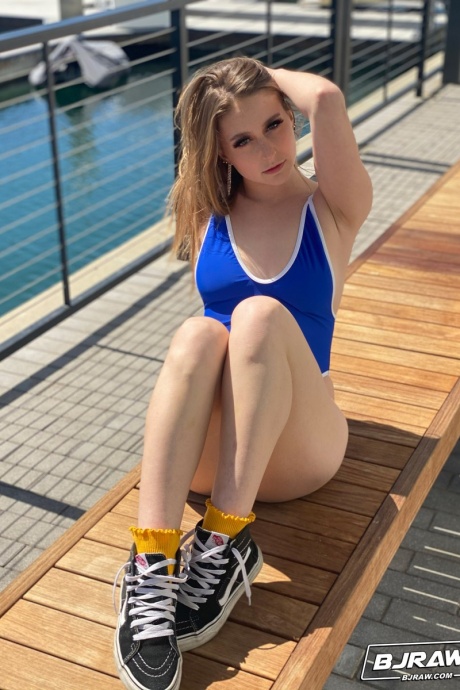 Девушка-одиночка Лэйни Грей отодвигает свой купальник в сторону, чтобы показать свою киску на пристани для яхт 12