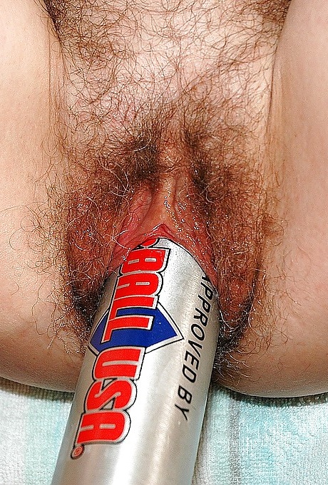 Кудрявую бабулю сжимают в кулаке и трахают игрушками в ее лохматую муфту 10