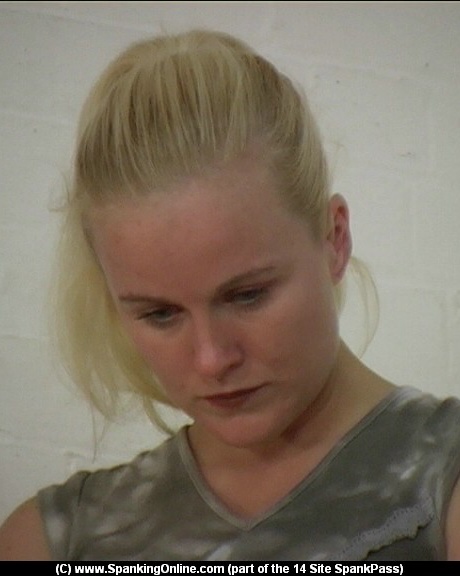 Белокурую студентку избили палкой по заднице во время посещения исправительной школы 1