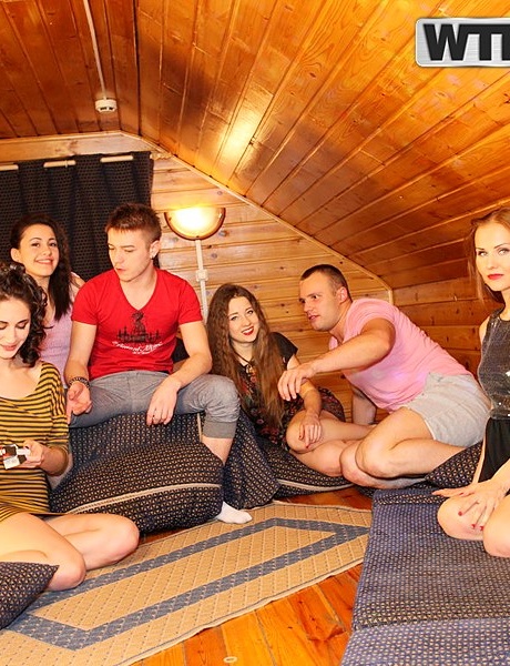 Студенты колледжа занимаются групповым сексом во время отдыха в бревенчатой хижине 1