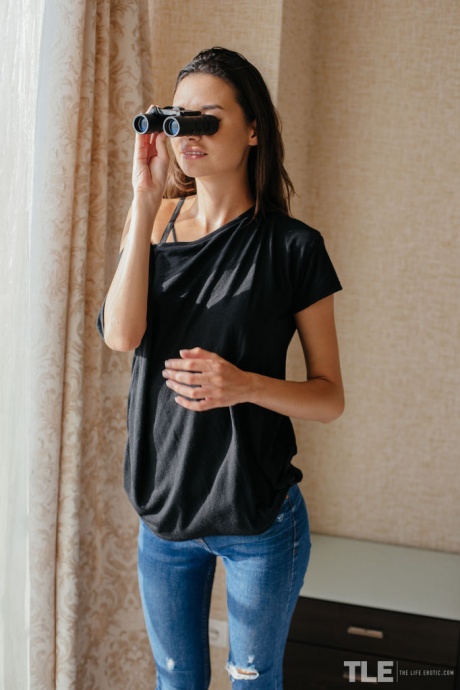 Стройная молоденькая Кристин мастурбирует, подглядывая за своими соседями в бинокль 1