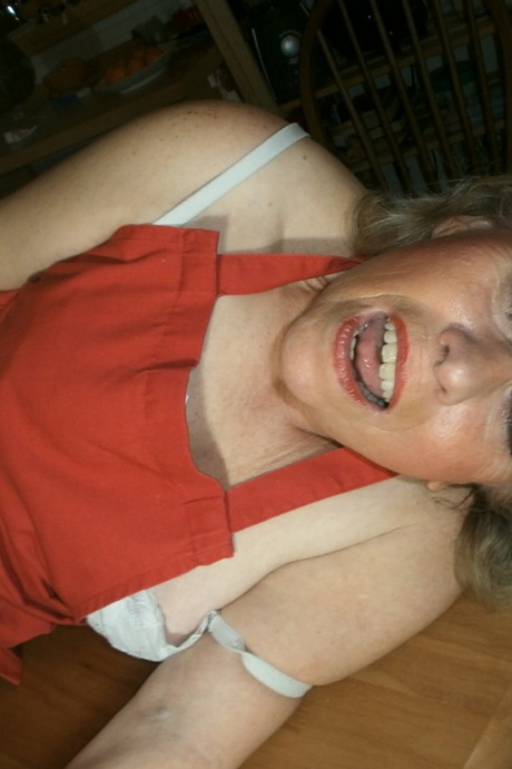 Возбужденная Ома Каро ублажает свою киску деревянной ложкой и огурцом 20