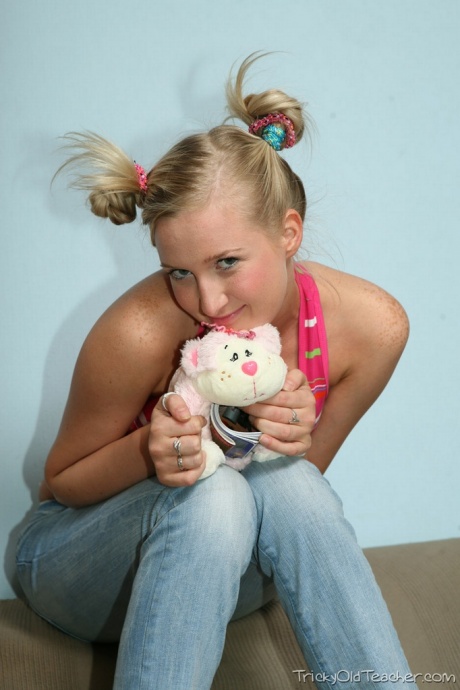 Симпатичная белокурая подросток Инга собирает волосы в пучок, трахаясь со своей старой учительницей 1