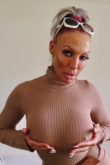 Татуированная женщина Брук Джеймсон раздевается в солнцезащитных очках на голове 1