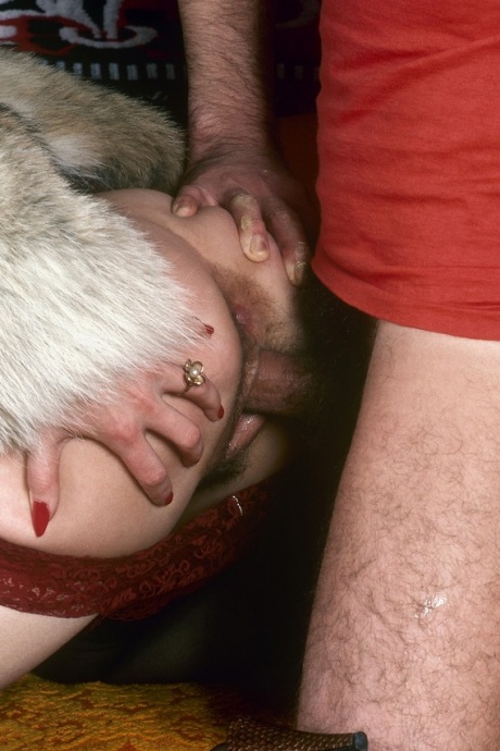 Винтажная мамаша Джилл теребит пальцами свою возбужденную киску и жопу во время секса 2