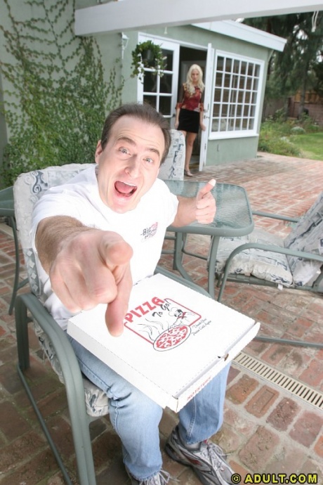 Жесткий трах в жопу - самая желанная вещь для похотливой блондинки 1