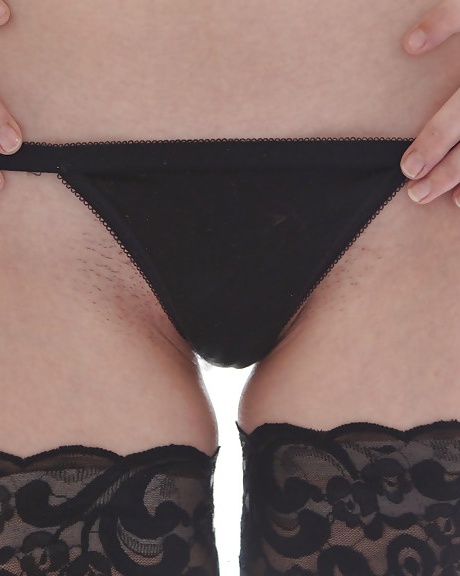 Сцена фут-фетиша крупным планом показывает брюнетку с тугой попкой Эмили Грей 2