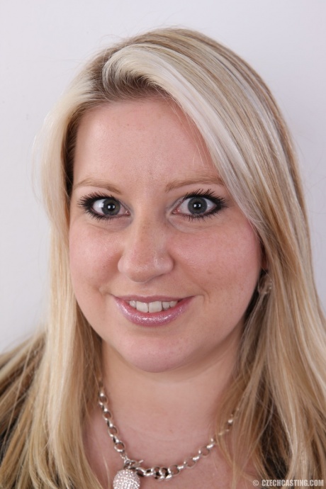 Толстая блондинка Яна демонстрирует большую грудь во время своего дебюта в качестве модели обнаженной натуры 1