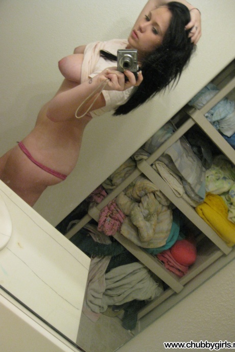 Развратная любительница Миа фотографирует свои массивные натуральные сиськи в зеркале 14