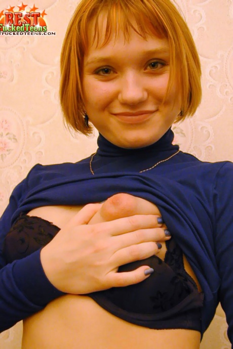 Молодая рыжеволосая девушка растягивает свою киску крупным планом с накрашенными ногтями 1