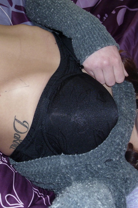 Грудастая любительница Лиззи делает селфи своих сисек и попки в зеркале 8