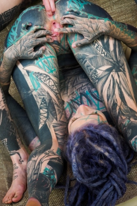 Сильно татуированные лесбиянки Анускатц и Сеси Милкимузз засовывают кулаки в жопы 5