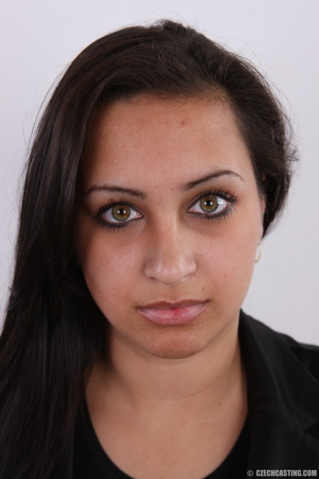 Пухленькая брюнетка Эрика садится на табурет после того, как полностью разделась 1