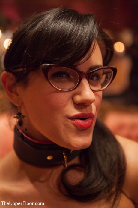 Рабы в ошейниках перегружают сенсорные системы обнаженного мужчины своими ртами 10