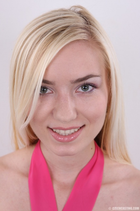 Симпатичная блондинка-любительница Тереза с маленькими сиськами раздвигает голышом клитор крупным планом 2