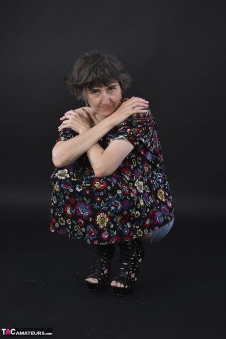 Горячая мамаша-любительница постарше обнажает отвисшие сиськи перед тем, как крупным планом показать свою киску 1