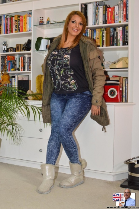 Соблазнительная женщина обнажает свои большие сиськи и проколотые соски, когда раздевается 2