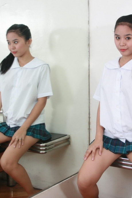 Едва законнорожденная азиатская школьница с полной грудью демонстрирует свою киску на кровати 1