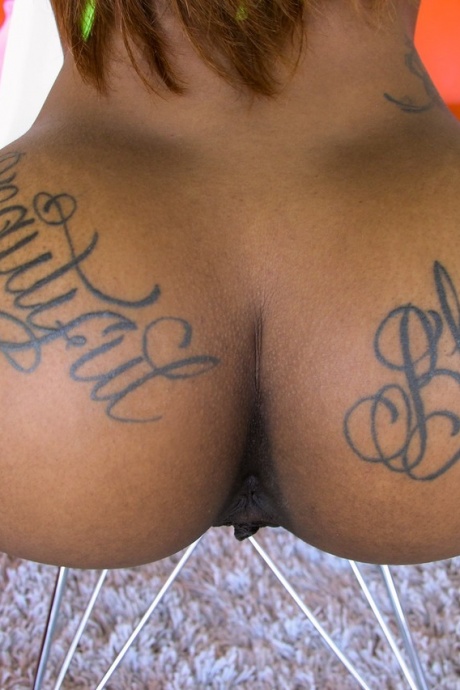 Стройная горячая негритянка Сара Бэнкс наклоняется, чтобы показать горячую попку крупным планом 13