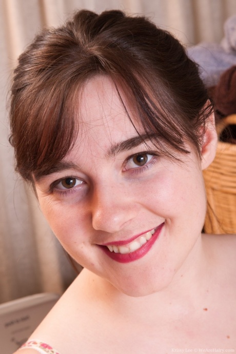 Зрелая пухленькая Крисси Ли широко раздвигает половые губки в прачечной 1