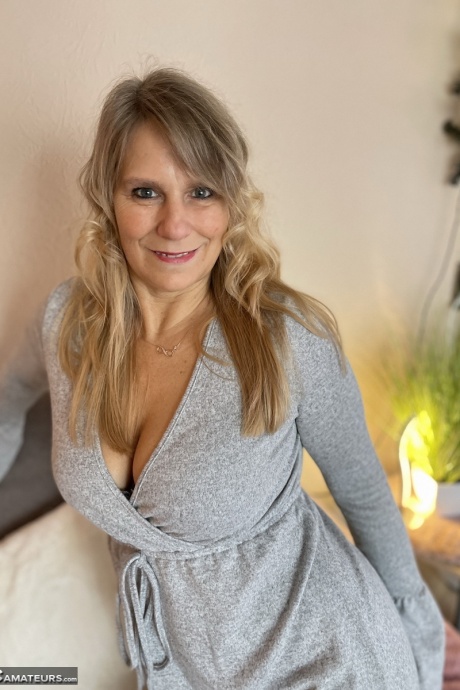 Милая блондинка средних лет Сьюзи играет со своей киской после того, как сняла леггинсы 4