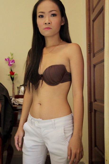 Миниатюрная вьетнамка Хонг отдает свою волосатую киску секс-туристу 3