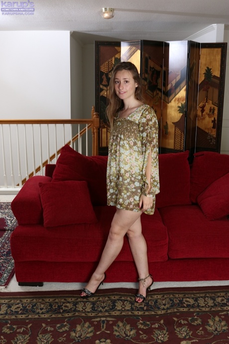 Лилит Блэк демонстрирует свое подтянутое худощавое тело и очень маленькие сиськи 1