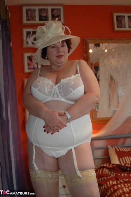 Британская толстушки Крис 44g надевает большую шляпу в нижнем белье и нейлоновых чулках 12