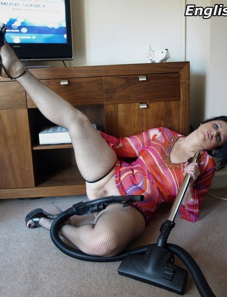Толстая зрелая жена заводится и играет с пылесосом 9