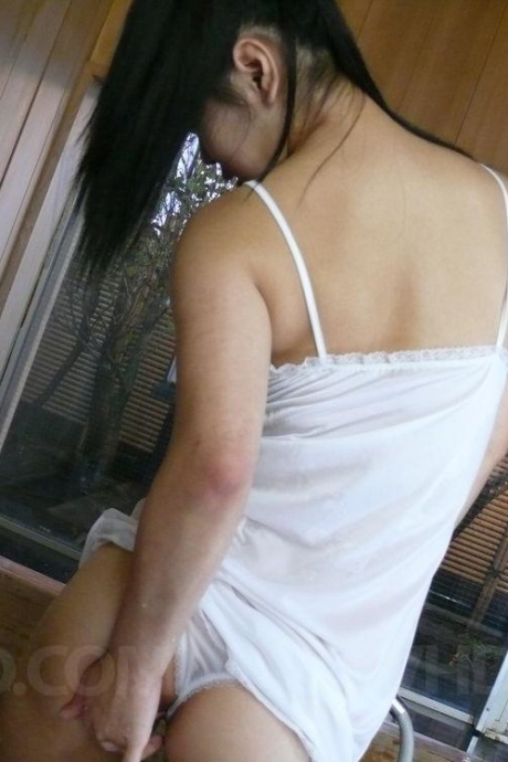 Японская девушка Коюки Оно писает после мастурбации во время купания 10