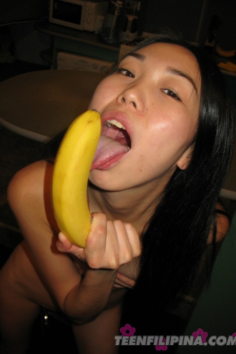Тощая молоденькая филиппинка Николин Йики дурачится с бананом голышом 12