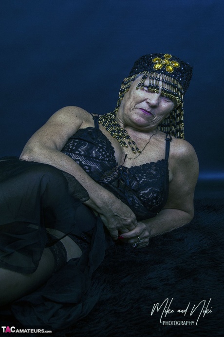 Толстая старуха Савана позирует не обнаженной в черном нижнем белье и прозрачных чулках 1