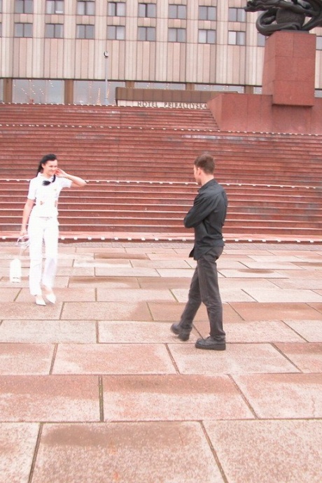 Темноволосая девушка вступает в половую связь с парнем на первом свидании 1