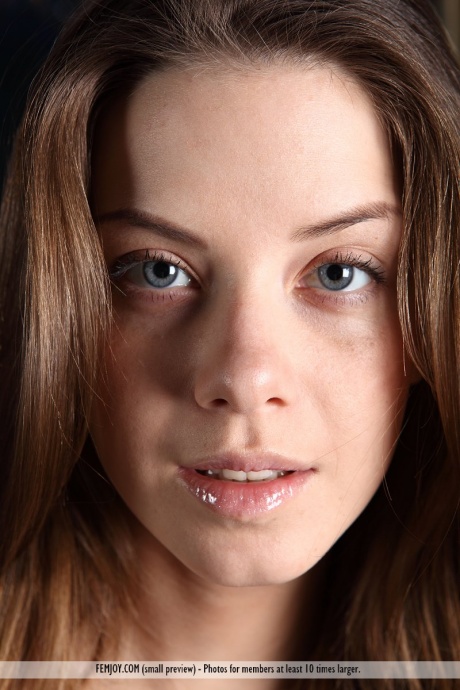 Молодая брюнетка Даника с идеальными упругими сосками распростерлась голышом на полу 7