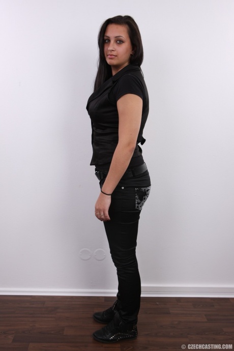 Пухленькая брюнетка Эрика садится на табурет после того, как полностью разделась 3