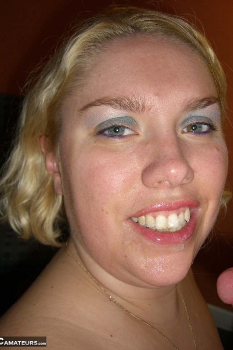 Пожилая блондинка Барби отсасывает член после того, как разделась догола в гостиничном номере 16