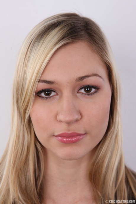 Грязная блондинка-любительница переходит от полностью одетой к стоящей обнаженной настолько, насколько это возможно 1